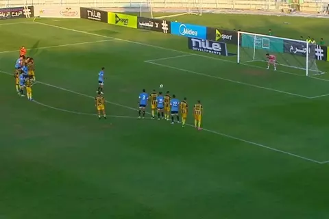 "الكرة تخترق الشباك".. واقعة غريبة في مباراة غزل المحلة والمقاولون بالدوري (صور)